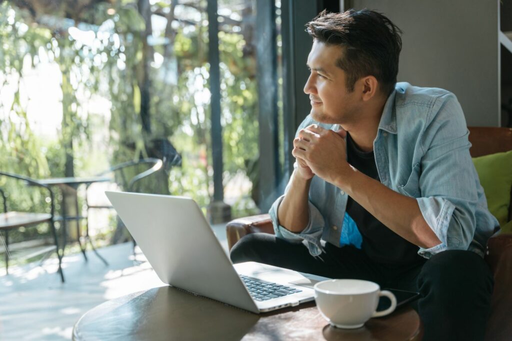 finanzielle Freiheit: Mann am Laptop