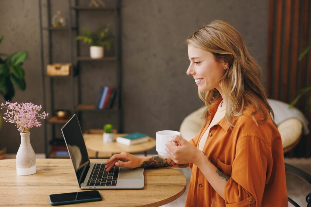 TF Bank Tagesgeld: Frau am Laptop