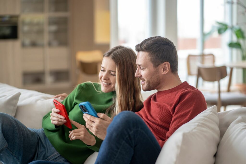 ING Tagesgeld Paar am Handy