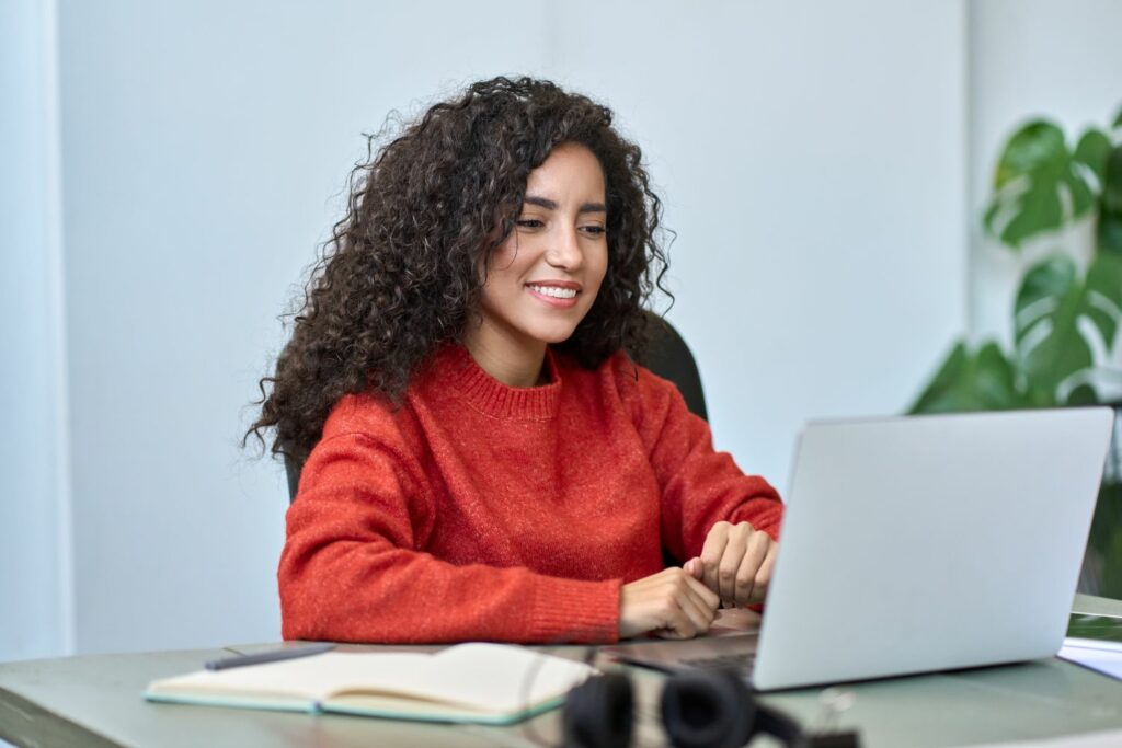 Finanztipps für Studenten: Studentin am Laptop