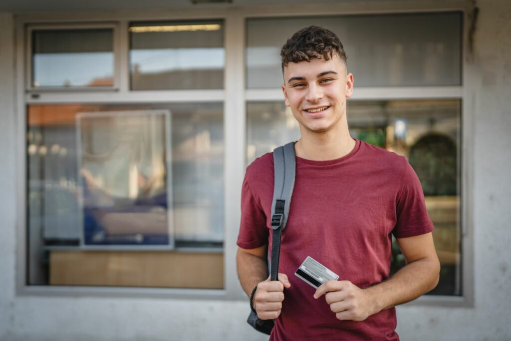 Finanztipps für Studenten: Student mit Kreditkarte