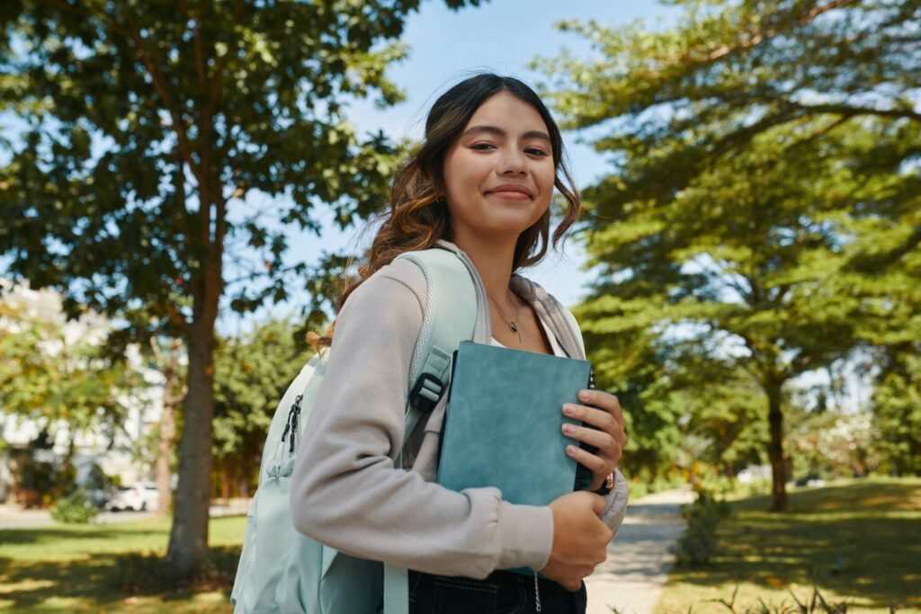 Finanztipps für Studenten: Studentin mit Rucksack