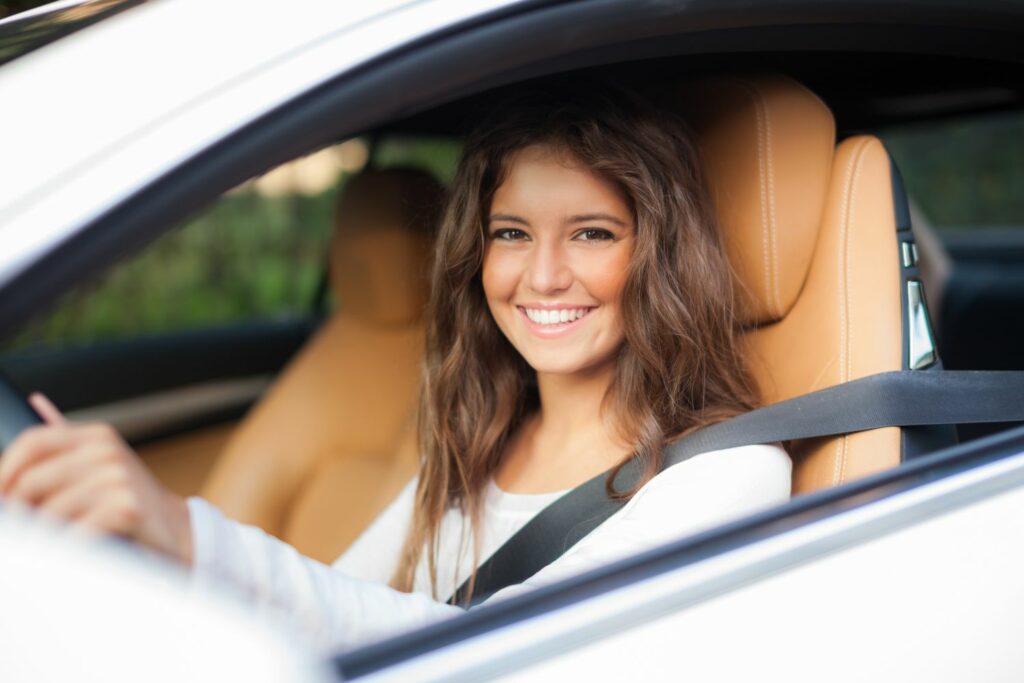 Allane Auto-Leasing: Frau im Auto