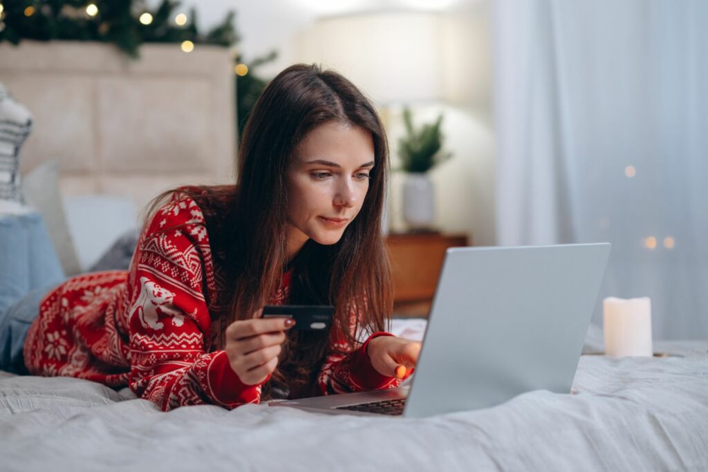 Spartipps für die Festtage: Frau sucht online nach Geschenken