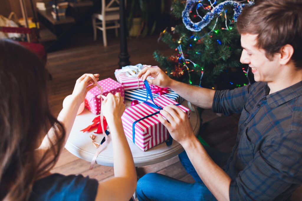 Spartipps für die Festtage: Paar macht Geschenke selber
